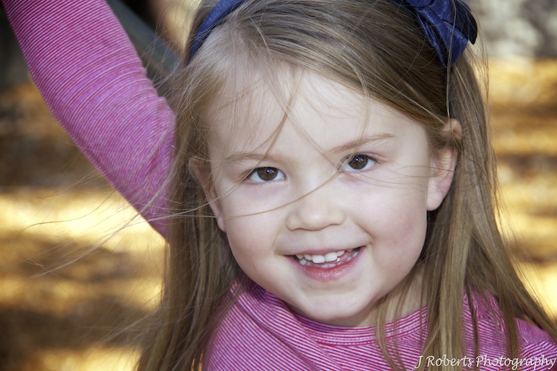 Little girl smiling - family portrait photography